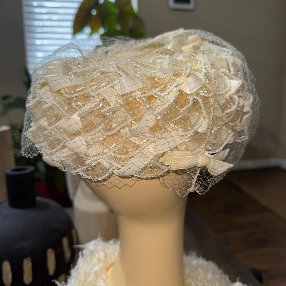 EUC 1950’s VINTAGE Elegant Cream Open Pill Box Hat with Netting main image 4